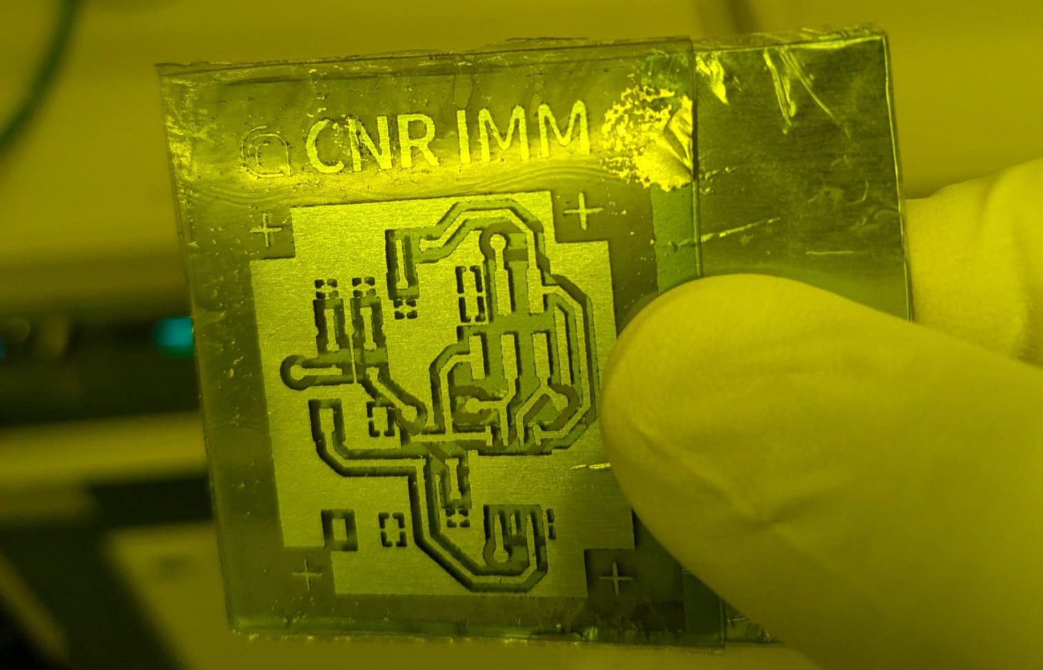 Flexible electronic devices assembled on a workbench